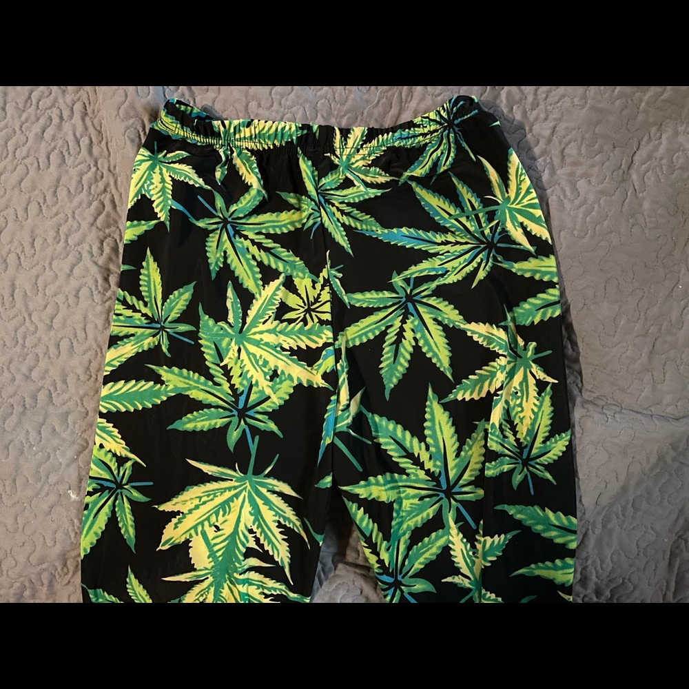 Stretchy Cannabis Print Leggings